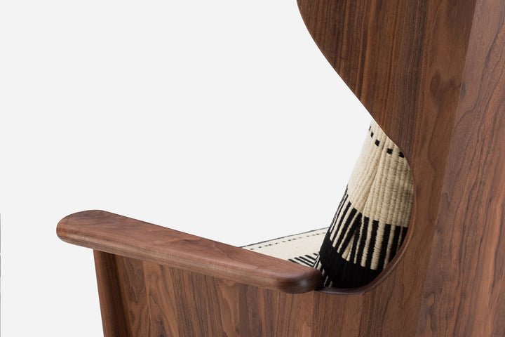 DANISH OILED WALNUT & MANTA LIDO PRETO / CRU