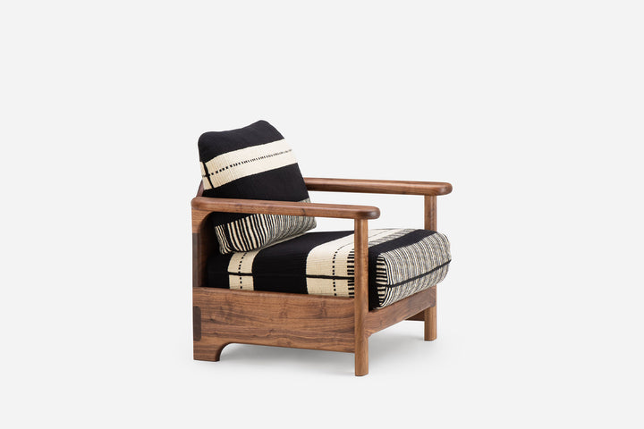 DANISH OILED WALNUT & MANTA LIDO PRETO / CRU